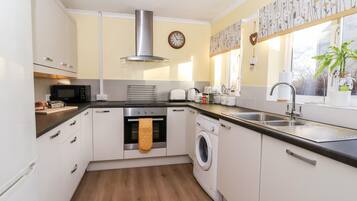 Astianpesukone, vedenkeitin, leivänpaahdin