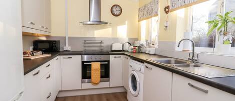 洗碗機、電熱水壺、烤麵包機、鍋具/餐盤/廚房用品