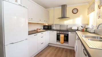 Dishwasher, electric kettle, toaster, cookware/dishes/utensils