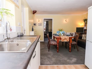 Dishwasher, electric kettle, toaster, cookware/dishes/utensils - Millers Cottage (Malton)