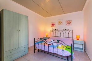 Standard-Apartment, Mehrere Schlafzimmer (Casa Lory 1 Cosy near the Sea) | 3 Schlafzimmer, kostenloses WLAN, Bettwäsche