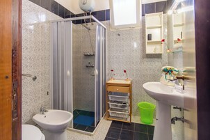 Apartamento standard, vários quartos (Casa Lory 1 Cosy near the Sea) | Banheiro | Chuveiro, secador de cabelo, bidê, toalhas de banho