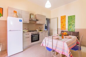 Standard Apartment, Multiple Bedrooms (Casa Lory 2 Cosy near the sea) | Private kitchen | Fridge, oven, stovetop, cookware/dishes/utensils