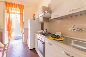 Standard Apartment, Multiple Bedrooms (Casa Lory 2 Cosy near the sea) | Private kitchen | Fridge, oven, stovetop, cookware/dishes/utensils