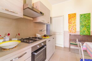 Fridge, oven, stovetop, cookware/dishes/utensils - Casa Lory 2 near the sea (Nardò)