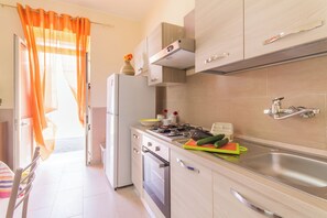 Kjøleskap, ovn, kokeplater og kjøkkenutstyr