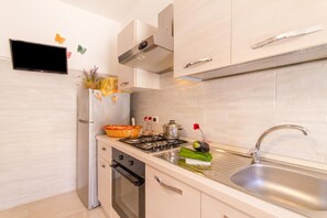 Standard Apartment, Multiple Bedrooms (Casa Lory 3 Cozy and near the Sea) | Private kitchen