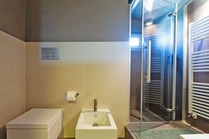 Standaard villa, meerdere slaapkamers, uitzicht op gebergte (Villa Iris) | Badkamer | Een aparte badkuip en douche, een haardroger, een bidet, handdoeken