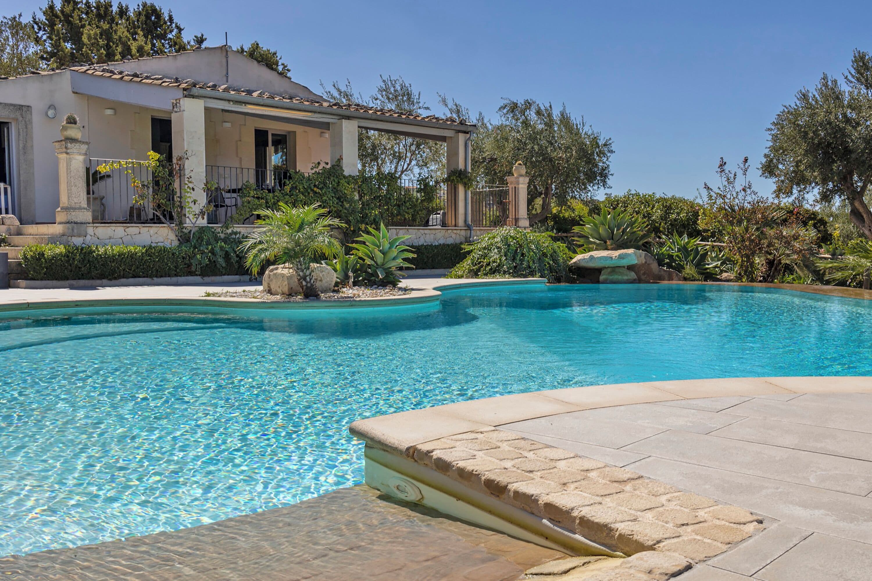 Una piscina al aire libre