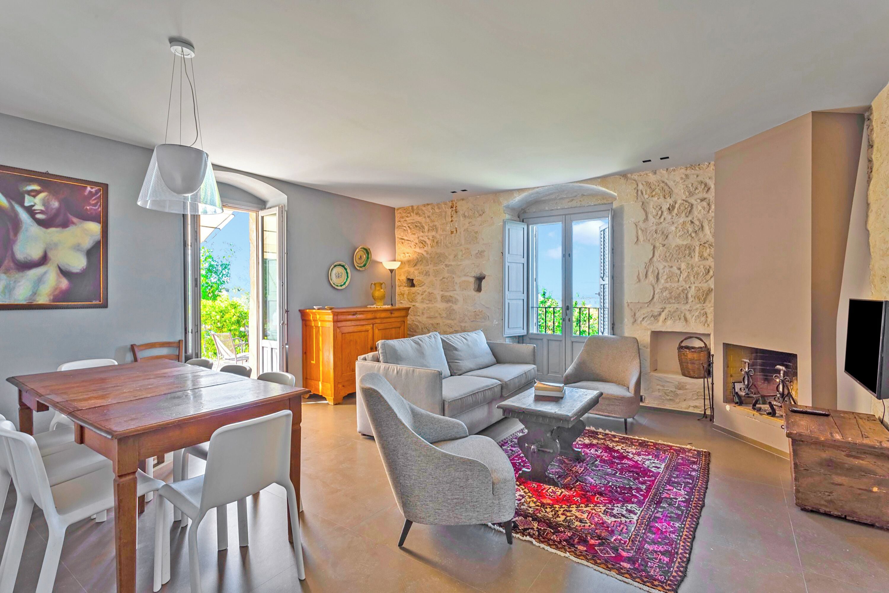 Villa Standard, camere multiple, lato montagna (Villa Iris) | Area soggiorno | Smart TV 21 pollici con canali via cavo