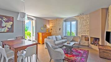 Villa Standard, camere multiple, lato montagna (Villa Iris) | Area soggiorno | Smart TV 21 pollici con canali via cavo