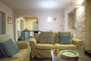 Biệt thự Tiêu chuẩn, nhiều phòng ngủ, cạnh núi (Villa Iris) | Khu phòng khách | Smart TV 21-inch có truyền hình cáp 