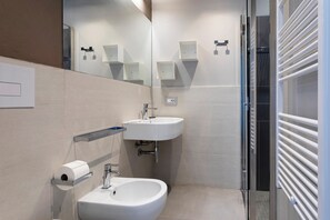 Villa – standard, flere soverom, ved fjell (Villa Ficus) | Bad | Dusj, hårføner, bidé og håndklær