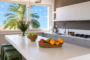Vila standard, 4 quartos, micro-ondas, ao lado da montanha (Villa Ficus) | Cozinha privada | Geladeira, micro-ondas, fogão, cooktop