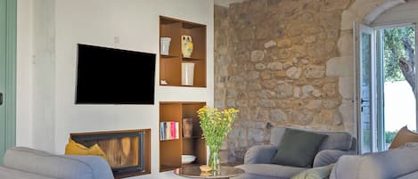 스탠다드 빌라, 침실 여러 개, 산비탈 (Villa Pruno) | 거실 공간 | 케이블 채널 시청이 가능한 21인치 평면 TV, TV