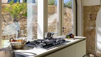 Villa Standard, camere multiple, lato montagna (Villa Sorbo) | Cucina privata | Frigorifero, microonde, forno, piano cottura