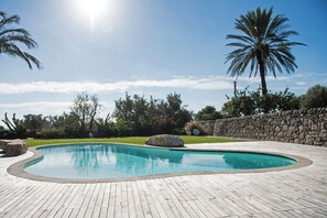 Unclassified image, 3 of 41, button