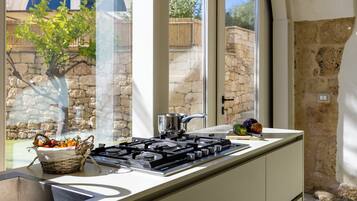 Kühlschrank, Mikrowelle, Ofen, Herdplatte