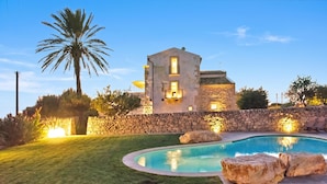 Standard-Villa, 5 Schlafzimmer, Mikrowelle, Bergseite (Villa Sorbo) | Pool | Außenpool