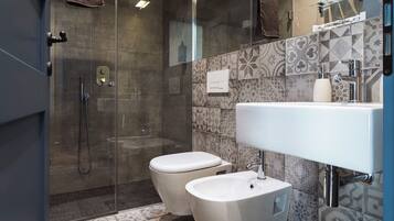Villa Standard, 3 camere da letto, lato montagna (Villa Cicas) | Bagno | Doccia, asciugacapelli, bidet, asciugamani