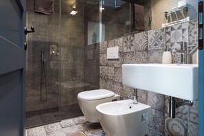 标准别墅, 3 间卧室, 山腰 (Villa Cicas) | 浴室 | 淋浴设施、吹风机、坐浴桶、毛巾