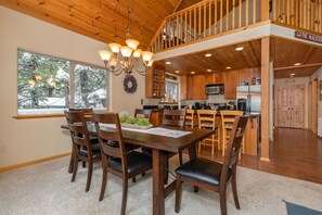 Dining - Innsbruk Chalet- Cozy Mountain Retreat (Arnold)
