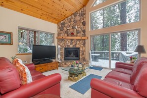 TV, fireplace, table football, ping pong - Innsbruk Chalet- Cozy Mountain Retreat (Arnold)