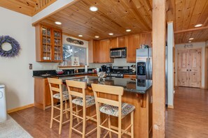 Fridge, microwave, oven, stovetop - Innsbruk Chalet- Cozy Mountain Retreat (Arnold)