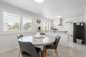 Dining - Albatross-96 Albatross Ave Hayborough (Hayborough)