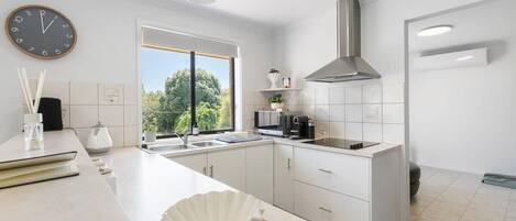 Frigorífico, microondas, horno y placa de cocina