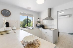 Frigorífico, microondas, horno y placa de cocina