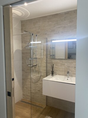 Vasca idromassaggio, asciugacapelli, asciugamani, sapone