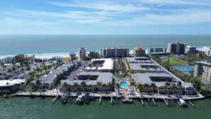 Un hôtel situé sur la côte, doté d’un port de plaisance, d’une piscine et d’un accès à la plage.