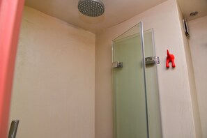 Asciugacapelli, asciugamani, sapone, shampoo