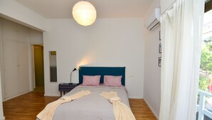 Ein Schlafzimmer mit Bett, Nachttisch und einer Hängelampe.