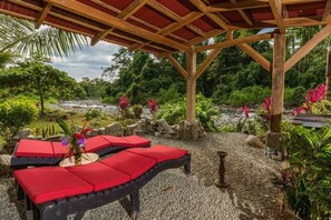 Terrace/patio - Macaw Riverfront Villa with A Pool Near A Beach (Uvita)