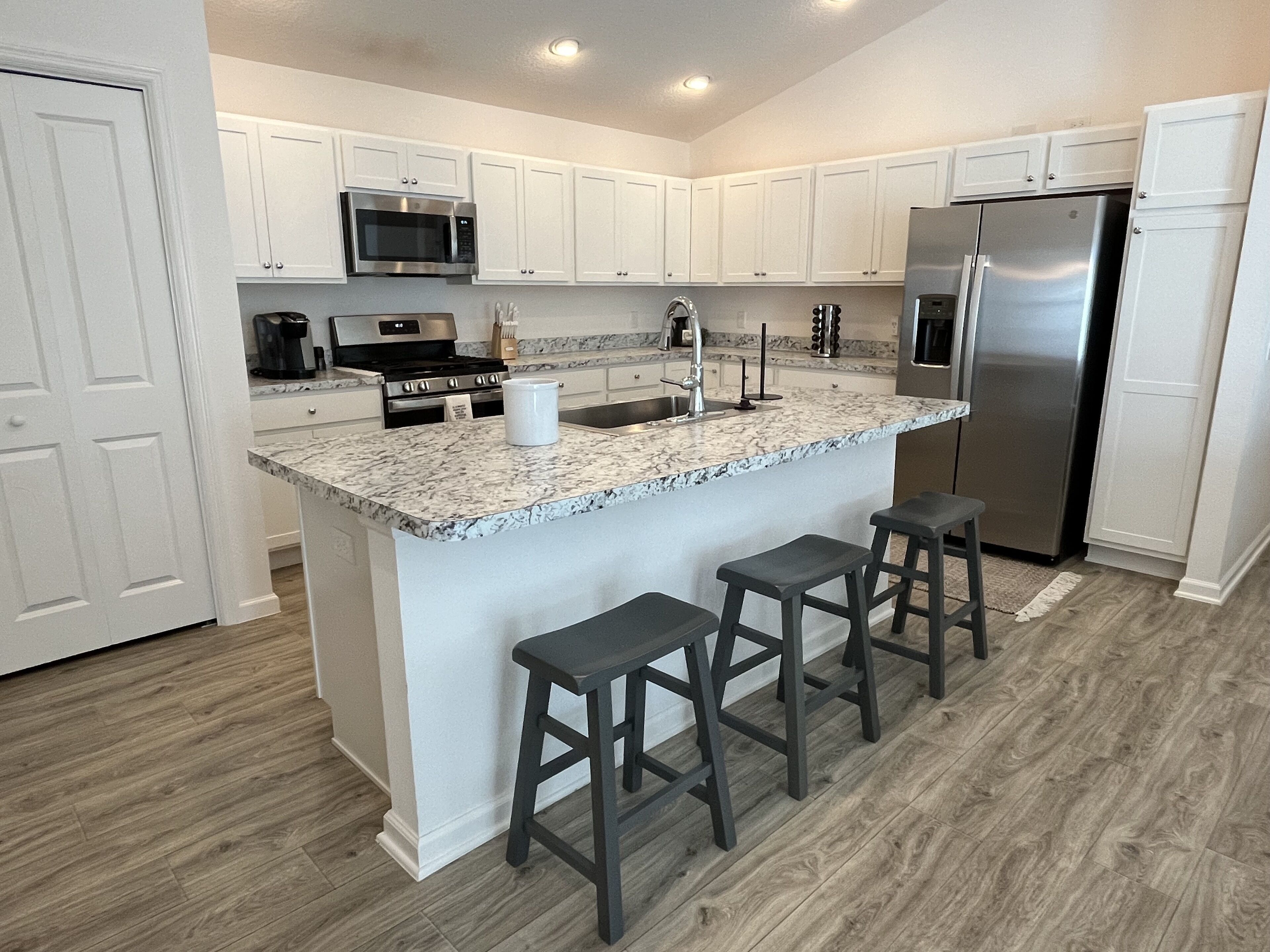 Een koelkast, een microgolfoven, een oven, een kookplaat