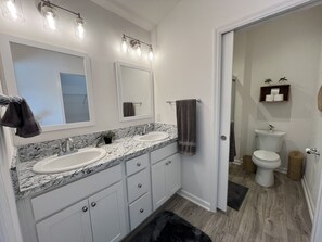 Regadera, secadora de cabello, toallas 