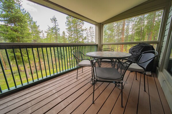 Outdoor dining - Spacious 2 story condo, Hot tub on site! (Keystone)