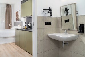 Studio - Wheelchair accessible | Baño | Amenidades de baño ecológicas, secadora de cabello, toallas, jabón