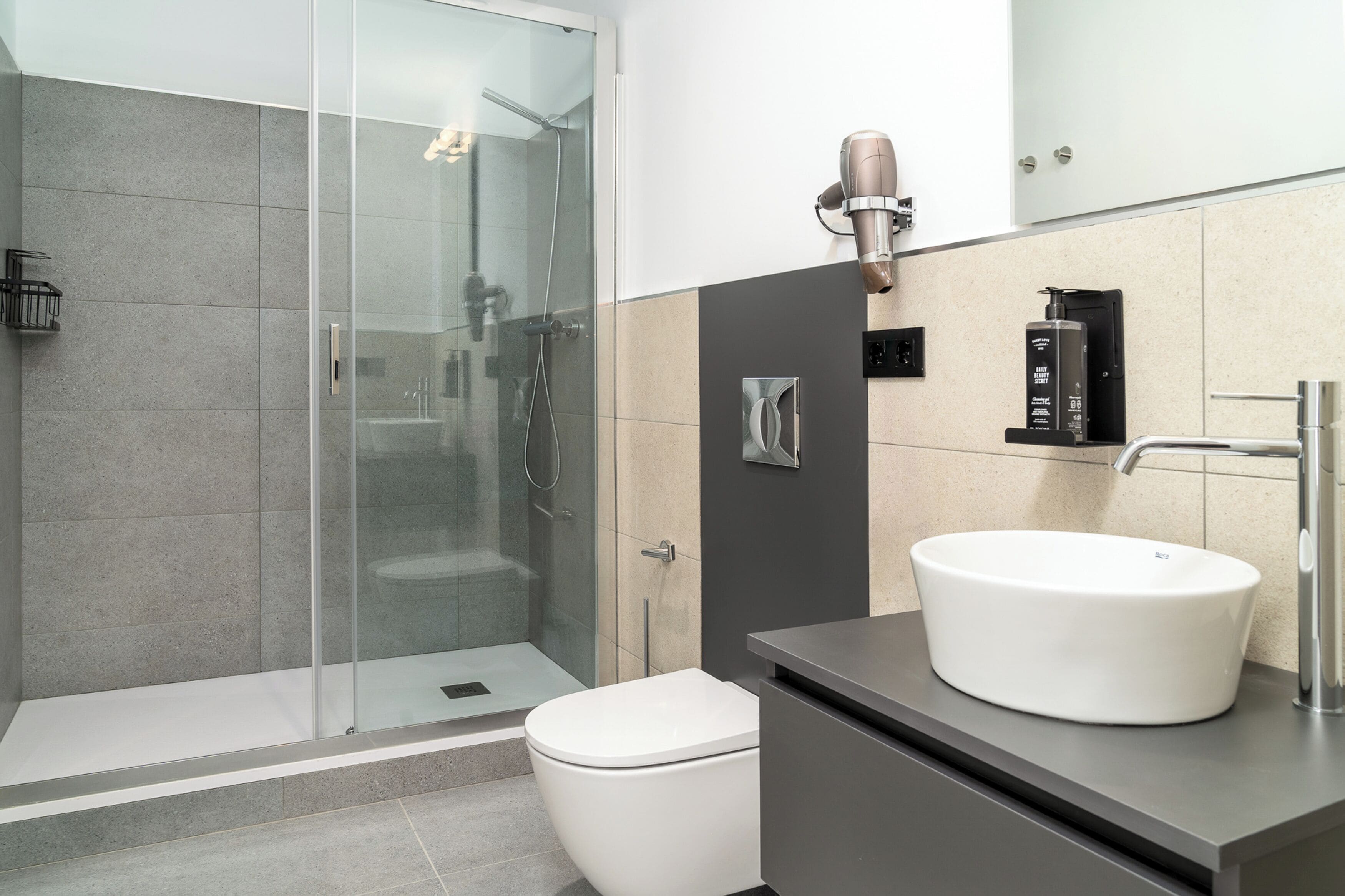 Appartement, 1 slaapkamer | Badkamer |  milieuvriendelijk toiletgerief, een haardroger, handdoeken, zeep