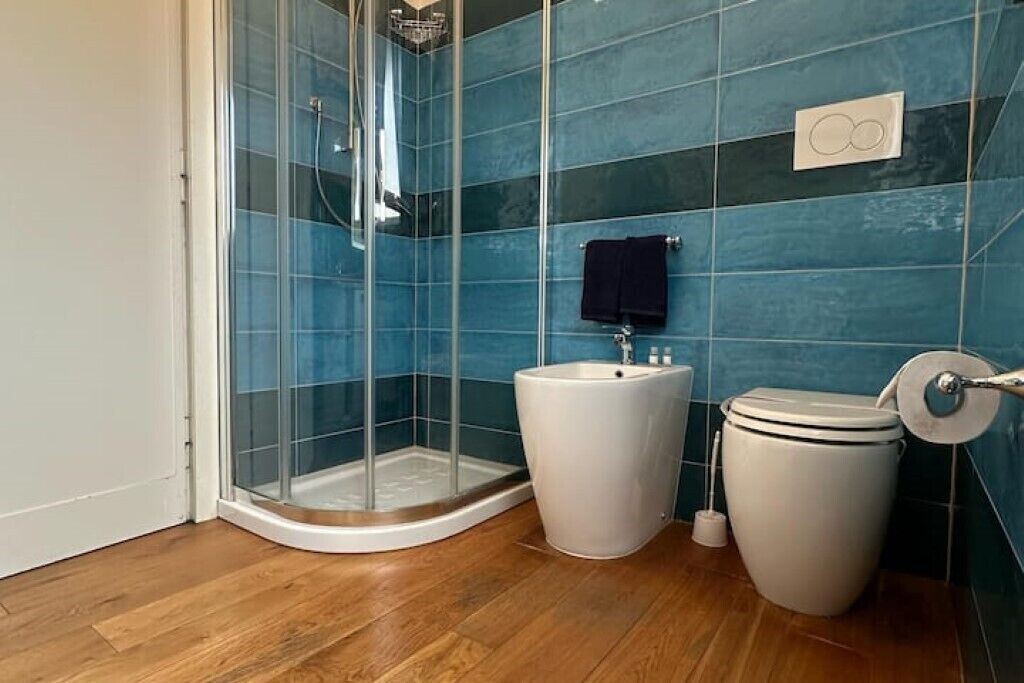 Douche, sèche-cheveux, bidet, serviettes fournies