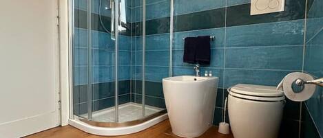 Douche, sĂšche-cheveux, bidet, serviettes fournies