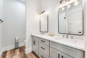 Dusj, hårføner og håndklær