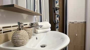 Romantisches Doppelzimmer | Badezimmer | Dusche, Regendusche, kostenlose Toilettenartikel, Haartrockner