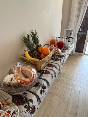 Free daily buffet breakfast - B&B IL Tempio Di Giove Pompei (Pompei)