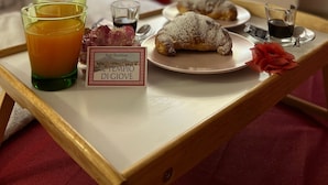 Ein Frühstückstisch mit Gebäck, Getränken und einem Schild mit der Aufschrift 'Bed Breakfast Il Tempio Di Givone'.
