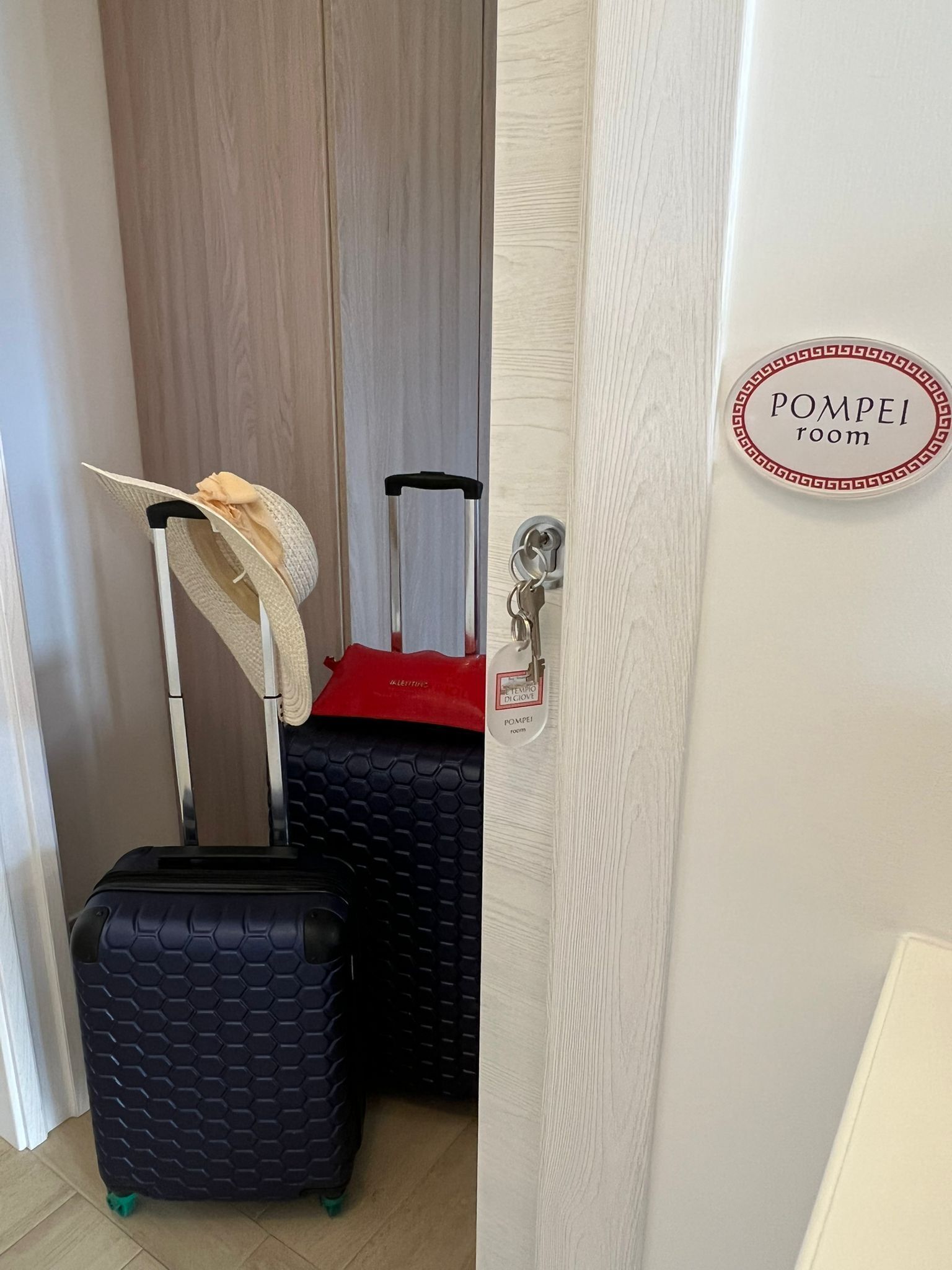 Une pièce dont la porte porte une inscription indiquant : « Salle POMPEI ».