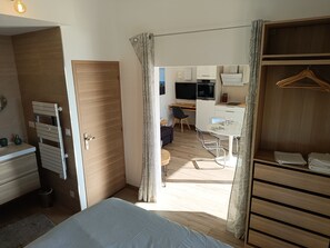 1 bedroom, desk, iron/ironing board, free WiFi - Maison Ensoleillée, Grande Terrasse Avec vue Panoramique et Accès Piscine (Saint-Hippolyte-le-Graveyron)