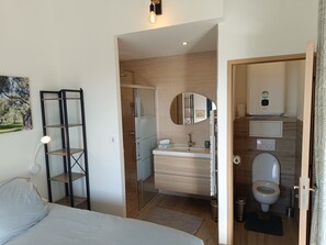 1 soverom, skrivebord, strykejern/-brett og wi-fi (inkludert)